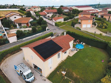 Climo Confort : Pose de panneaux photovoltaïques sur maison individuelle pour autonomie électrique des particuliers dans les Monts du Lyonnais